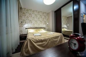 Tempat tidur dalam kamar di Garni Hotel 018 In