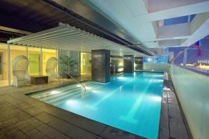 una piscina en un hotel por la noche en Injap Tower Hotel, en Iloilo City