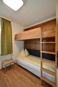 מיטה או מיטות קומותיים בחדר ב-Appartements-Pension Lindenheim