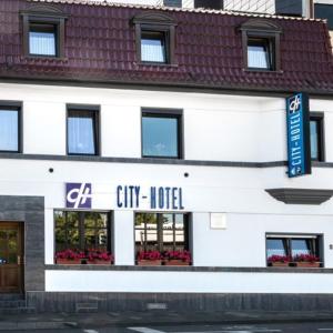 a white building with a g city hotel sign on it at City Hotel Hilden in Hilden