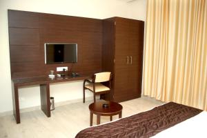 Een TV en/of entertainmentcenter bij Hotel Lavanya Palace
