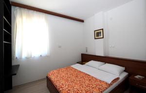 ein Bett in einem Zimmer mit Fenster und einem Bett sidx sidx sidx in der Unterkunft Hotel Kopaonik Lukovska Banja in Lukovo + 33 Fotos