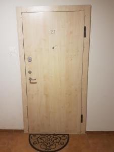 une porte avec son numéro dans une pièce dans l'établissement Maluno Vila Apartment, à Palanga