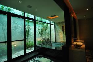 een grote badkamer met een bad en een groot raam bij Qixing Jingpin Motel in Ho-mei