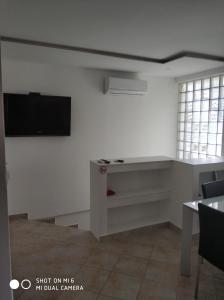 Televízia a/alebo spoločenská miestnosť v ubytovaní Apartments Nogic