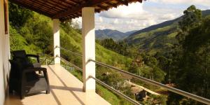 En balkon eller terrasse på Chalés de Valfena