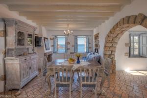 a kitchen with a table with chairs and an archway at Theologos Houses in Grikos