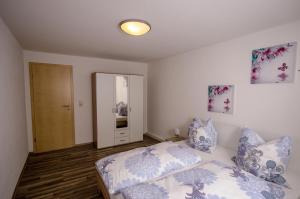 een kleine slaapkamer met een bed en een spiegel bij Ferienwohnung an der Habe in Bad Schandau