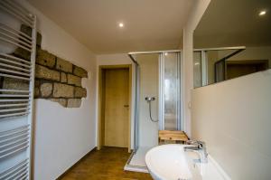 ein Badezimmer mit einem Waschbecken und einer Steinmauer in der Unterkunft Ferienwohnung an der Habe in Bad Schandau + 2 Fotos