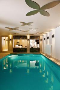 a large swimming pool in a hotel room with a kitchen at Hotel zum Taufstein in Sparhof