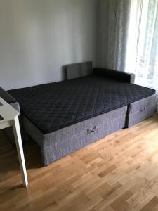 duże łóżko w pokoju z materacem w obiekcie Apartments in Vabaduse 72 w mieście Narva-Jõesuu