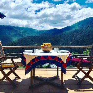 ラ・モリーナにあるPanoramic Xalet la Molina con vistas excelentesのバルコニーの上に果物を盛り付けたテーブル