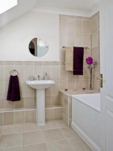 Bathroom sa Berkshire Rooms Ltd - Gray Place