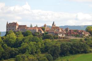 una città su una collina con case e alberi di Les Menoyres a Loubressac