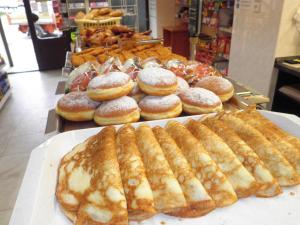 الطعام في بيت الضيافة أو بالجوار