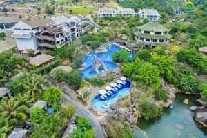 een luchtzicht op een waterpark in een resort bij Ebisu Onsen Resort in Ba Na