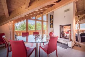 a dining room with a table and chairs and a fireplace at Chalet Fortuna 4 Penthouse in Wengen