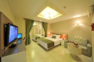 een slaapkamer met een bed en een televisie in een kamer bij S Hotel in Gwangju