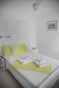 Ein Bett oder Betten in einem Zimmer der Unterkunft Paroscarmel studio-apartment