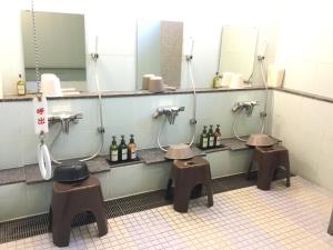 高崎高崎1-2-3酒店的浴室设有三间小便室,提供葡萄酒 更多37张照片
