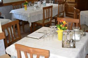 Restauracja lub miejsce do jedzenia w obiekcie Albergo Due Monti