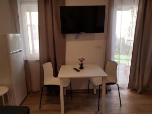 TV a/nebo společenská místnost v ubytování Beachfront Studio Palma