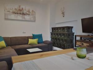 ein Wohnzimmer mit Couch und Tisch in der Unterkunft Haus Schennach in Mayrhofen