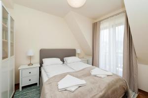 Postel nebo postele na pokoji v ubytování Apartamenty Sun & Snow Lipki Park Zakopane