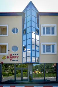 un edificio con una señal feliz delante de él en Pension Happy Day en Sibiu