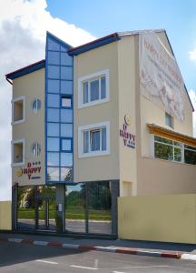 ein Gebäude mit einem Banner auf der Seite in der Unterkunft Pension Happy Day in Sibiu