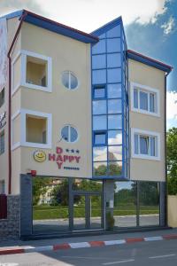 un edificio con un signo feliz a su lado en Pension Happy Day en Sibiu