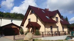 een groot huis met een rood dak bij Ferienwohnung "Am Hochufer" in Göhren