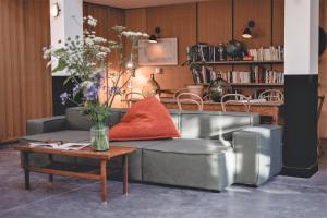 ein Wohnzimmer mit Sofa und Tisch in der Unterkunft Le Barn in Bonnelles + 83 Fotos