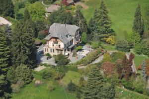 - une vue aérienne sur une grande maison avec une cour dans l'établissement B&B Villa Tavallini, à Pollone