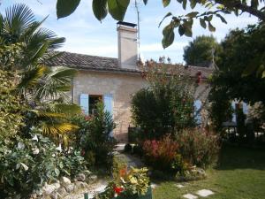 une maison avec un jardin en face dans l'établissement Le Bukarou, à Saint-Léon-dʼIssigeac