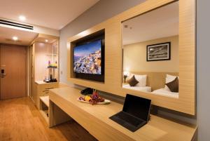 TV i/ili multimedijalni sistem u objektu Sao Viet Nha Trang Hotel