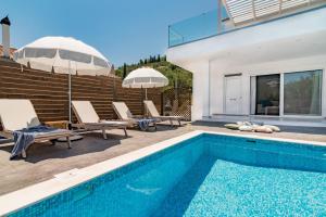 Bazén v ubytování Maridenia Villa - Family Escape with Private Pool, by ZanteWize nebo v jeho okolí