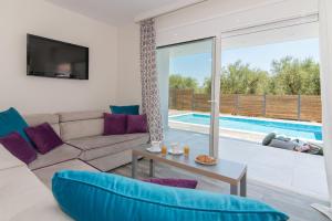Bazén v ubytování Maridenia Villa - Family Escape with Private Pool, by ZanteWize nebo v jeho okolí