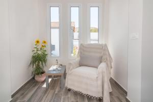 Posezení v ubytování Maridenia Villa - Family Escape with Private Pool, by ZanteWize