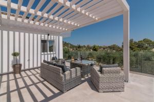 Balkón nebo terasa v ubytování Maridenia Villa - Family Escape with Private Pool, by ZanteWize