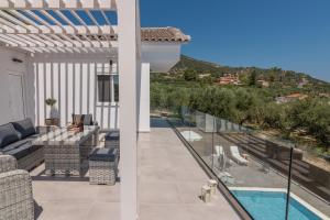 Bazén v ubytování Maridenia Villa - Family Escape with Private Pool, by ZanteWize nebo v jeho okolí