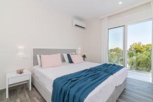Postel nebo postele na pokoji v ubytování Maridenia Villa - Family Escape with Private Pool, by ZanteWize + 28 fotografií