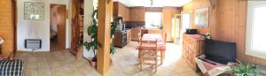 2 Bilder von einer Küche und einem Wohnzimmer in der Unterkunft Angel's sport - Le Central in Grône