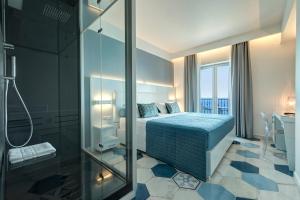 Postel nebo postele na pokoji v ubytování Lloyd's Baia Hotel