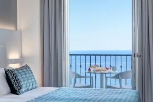 Postel nebo postele na pokoji v ubytování Lloyd's Baia Hotel
