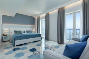 Postel nebo postele na pokoji v ubytování Lloyd's Baia Hotel