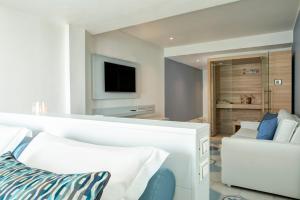 TV a/nebo společenská místnost v ubytování Lloyd's Baia Hotel