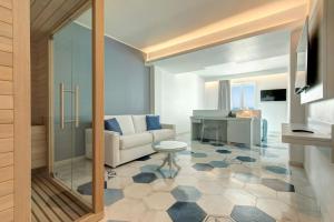 TV a/nebo společenská místnost v ubytování Lloyd's Baia Hotel