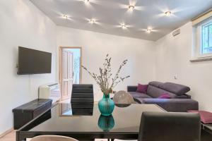 Una televisión o centro de entretenimiento en Wellness apartman Kaiser