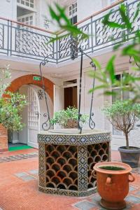 un plantador con plantas delante de un edificio en Hostel Toulouse Wilson en Toulouse